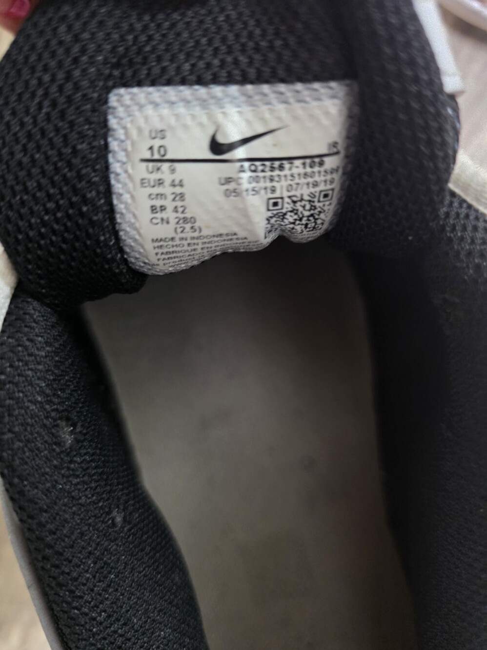 Nike Men's Black White Yellow Red Accent Sneakers 10 - Picture 2 of 8